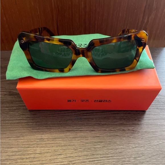 Peggy Goods Sunglasses Havana frames main image 2